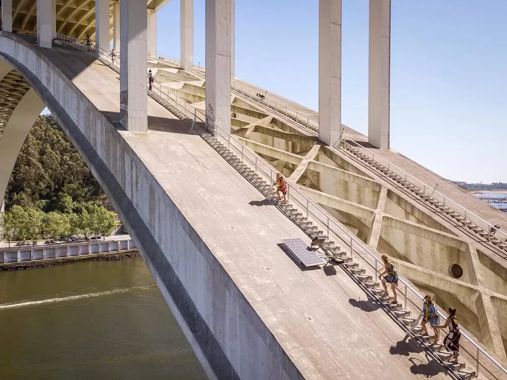 O Porto Bridge Climbing oferece uma experiência única e inesquecível para quem busca aventura e vistas espetaculares da cidade. Situada na imponente Ponte da Arrábida, uma das estruturas mais icónicas do Porto, esta atividade permite que os participantes subam até o topo da ponte, a mais de 50 metros de altura, para uma visão panorâmica deslumbrante. Preço: 20,00€