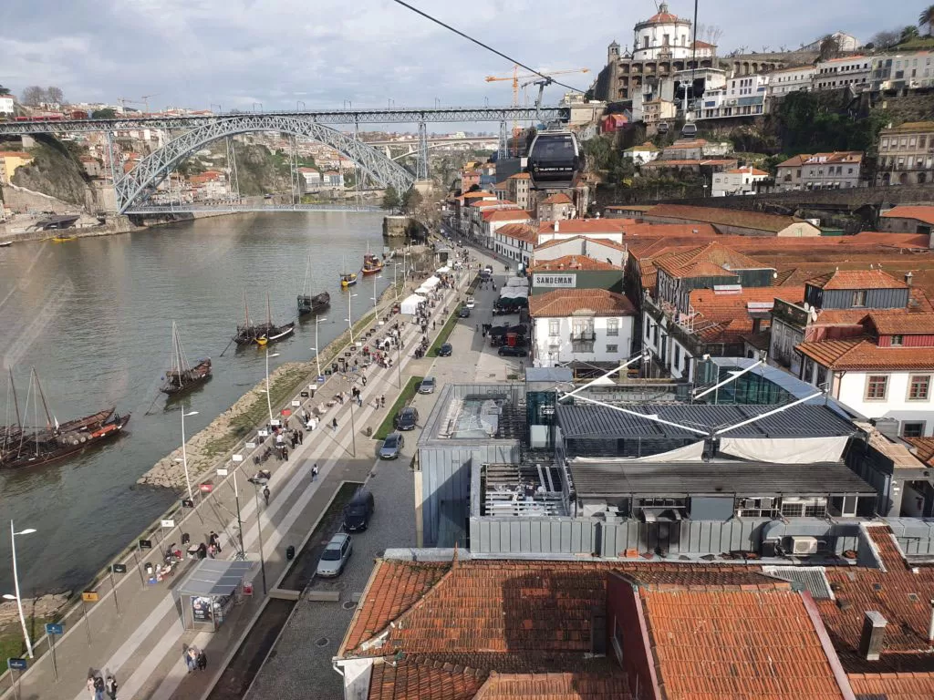 O Cais de Gaia é um dos locais mais encantadores e pitorescos de Vila Nova de Gaia, oferecendo uma vista única sobre o Rio Douro e a cidade do Porto. À beira rio, com as suas ruelas típicas, restaurantes e bares, é um ponto de encontro perfeito para quem deseja desfrutar da atmosfera tranquila e das paisagens mágicas da região.