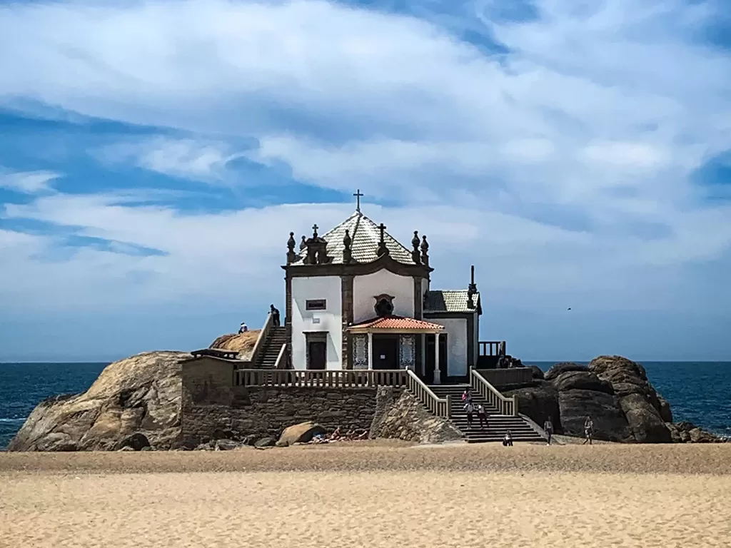 A Capela Senhor da Pedra, situada na deslumbrante costa de Miramar, a poucos minutos de Porto, é um dos locais mais emblemáticos e pitorescos da região. Esta pequena e encantadora capela, construída no século XVIII, encontra-se imersa na força do oceano Atlântico, de modo que, quando as marés estão altas, as ondas quebram nas suas pedras, criando um cenário impressionante e quase místico.