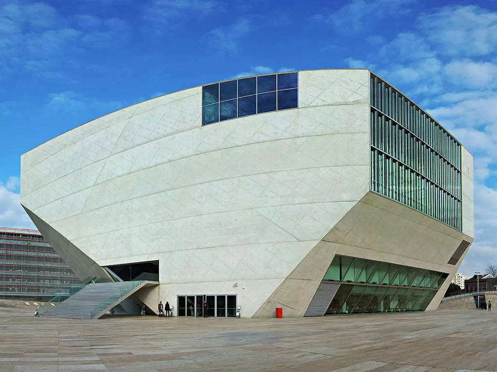 Projetada pelo aclamado arquiteto Rem Koolhaas, a Casa da Música não é apenas um edifício de arquitetura impressionante, é sobretudo um ponto de encontro cultural que promove a música em todas as suas formas. Preço: 8,00€