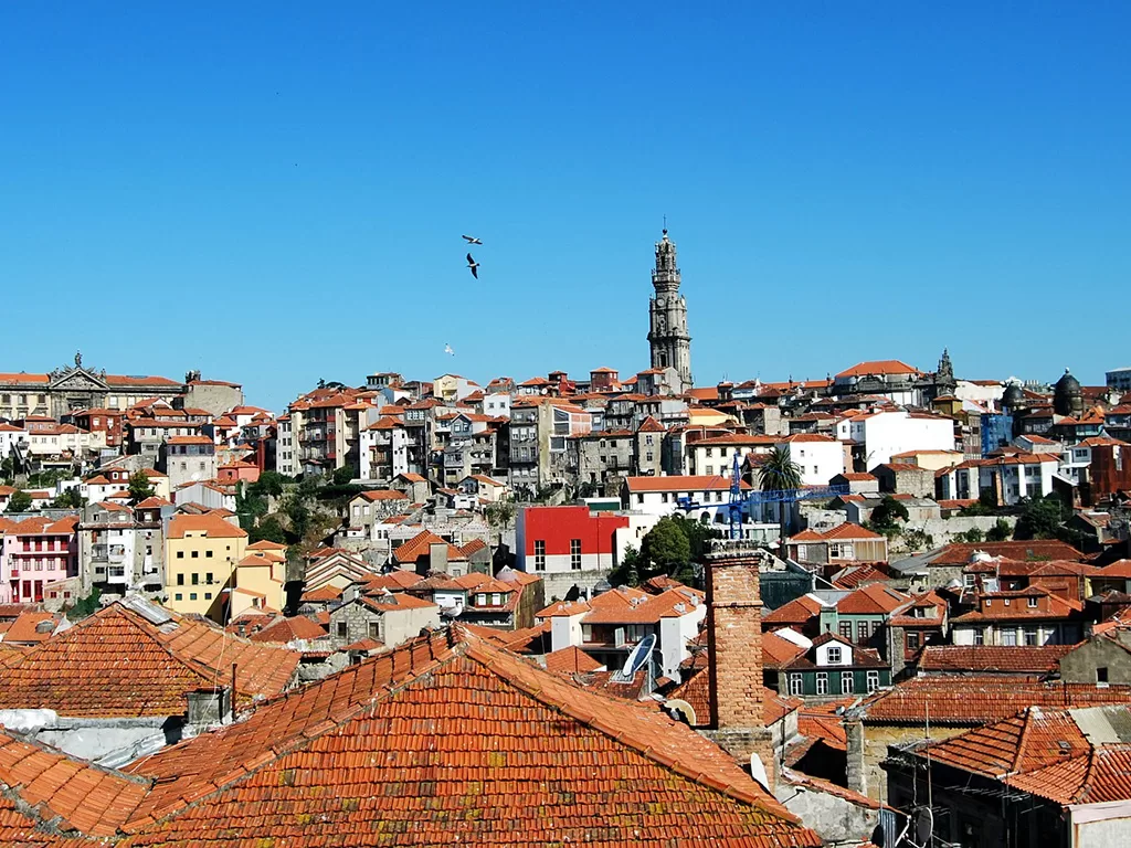 Explorar o Porto através de um City Tour é a maneira perfeita de descobrir o charme e a história desta cidade vibrante e cheia de personalidade. Durante o passeio, você será guiado pelas ruas e pontos turísticos mais emblemáticos do Porto, com paragens estratégicas que permitem admirar a arquitetura, aprender sobre a cultura local e perder-se no encanto de cada rua. Preço: Consultar