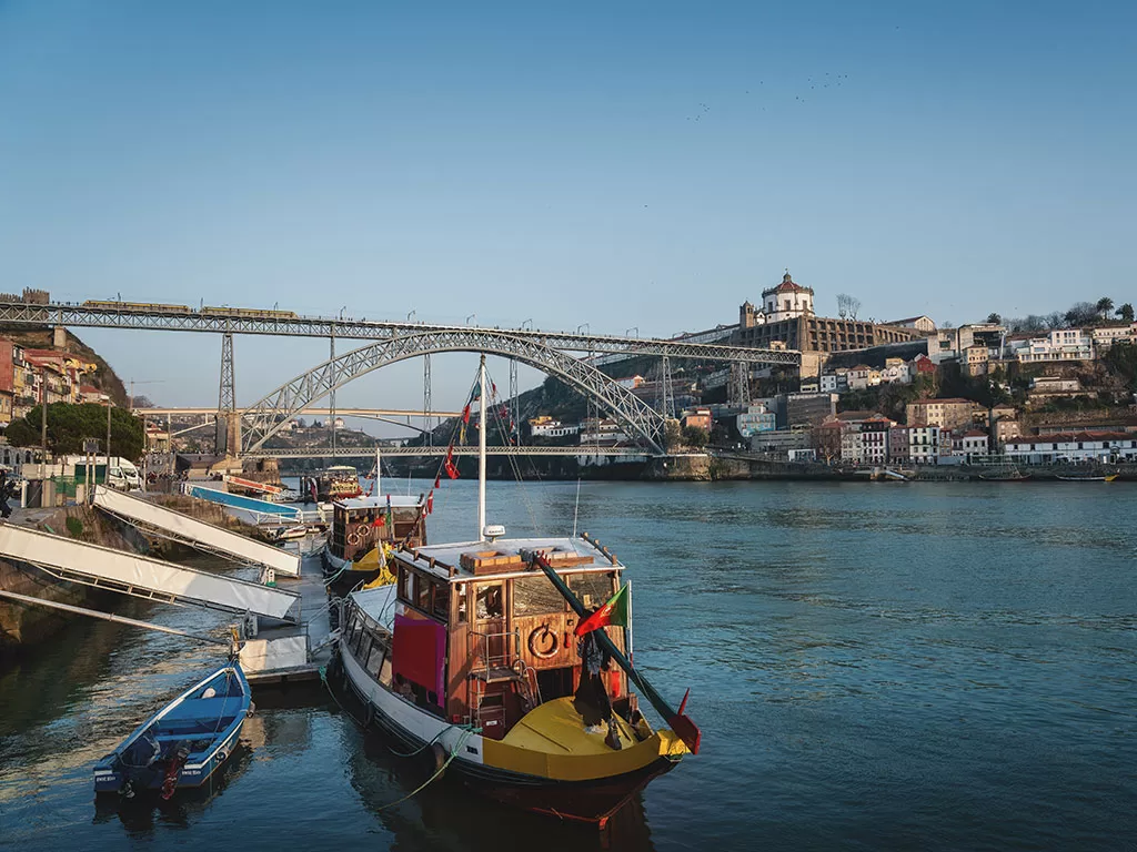 O Cruzeiro das Pontes é uma experiência única e imperdível para quem deseja explorar o Porto e suas paisagens de uma perspectiva diferente. Durante este passeio no único Barco Rabelo ao longo do Rio Douro, os visitantes têm a oportunidade de admirar a beleza das famosas pontes que conectam o Porto e Vila Nova de Gaia, como a icónica Ponte Luíz I, a moderna Ponte da Arrábida e a elegante Ponte de São João. Duração: 50' Preço: 13,00€