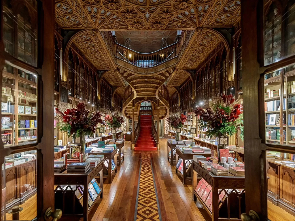 A Livraria Lello é um verdadeiro ícone da cultura e história do Porto, considerada uma das livrarias mais bonitas do mundo. Situada no coração da cidade, esta joia arquitetônica é um local de peregrinação para amantes de livros e admiradores de arte, oferecendo uma experiência única que vai além da simples visita a uma livraria. Preço: 10,00€
