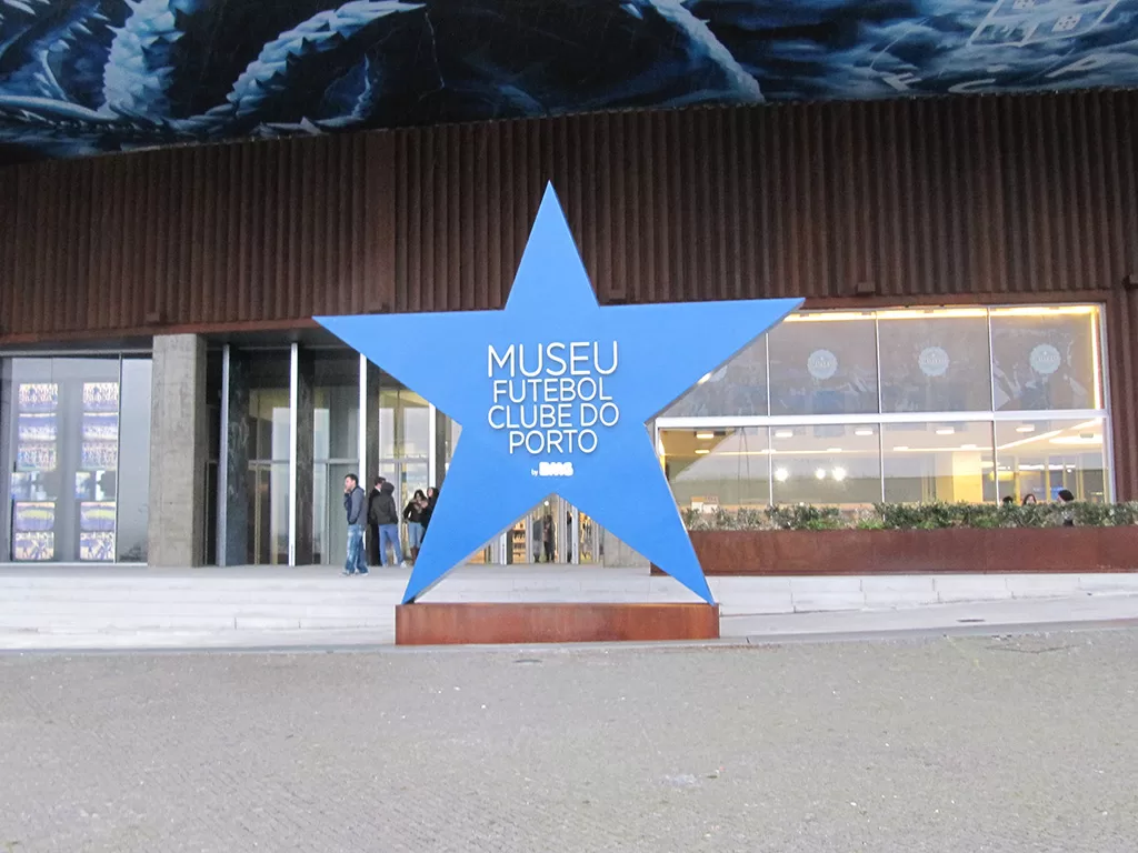 O Estádio do Dragão é mais do que apenas o lar do FC Porto; é um ícone da cidade e um lugar onde a paixão pelo futebol se vive intensamente. Dentro do estádio, o Museu FC Porto proporciona uma viagem inesquecível pela história do clube, repleta de conquistas, ídolos e momentos de glória que marcaram a trajetória do FC Porto ao longo das décadas. Amplamente reconhecido pelo seu contributo cultural, é também um símbolo de inovação e sustentabilidade, tendo já sido nomeado para European Museum of the Year. Preço: 20,00€