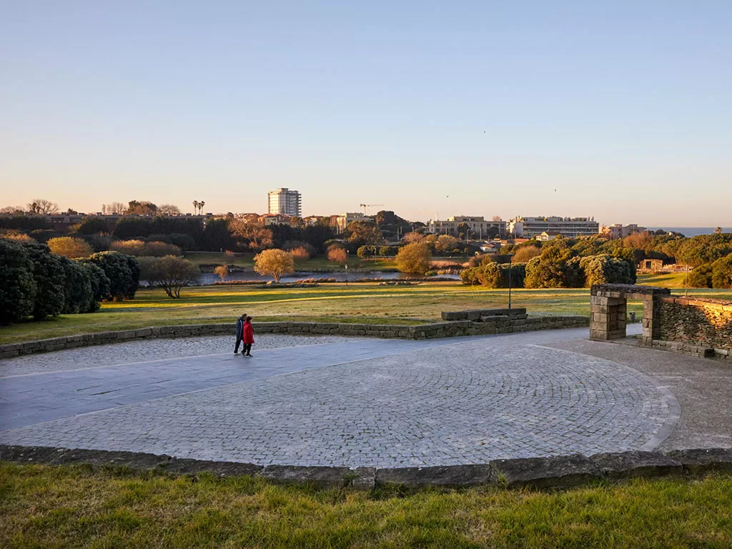 O Parque da Cidade é o maior e mais emblemático parque urbano do Porto, oferecendo um refúgio tranquilo no meio da agitação da cidade. É um ponto de encontro para diversos eventos culturais e atividades ao longo do ano, tornando-se um espaço vibrante e dinâmico, com as suas zonas de lazer, como os campos de futebol e as áreas para passeios de bicicleta, que garantem diversão para todas as idades.