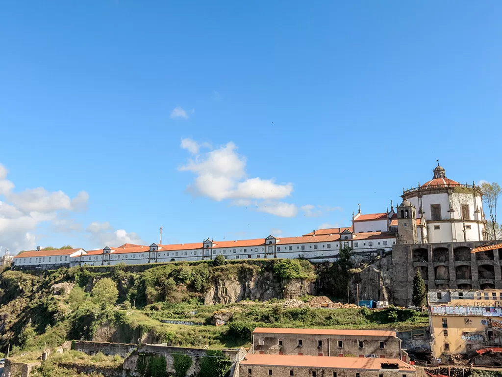 No topo de uma das colinas mais altas do Porto, o Mosteiro da Serra do Pilar oferece uma vista deslumbrante sobre a cidade, o Rio Douro e a icónica Ribeira. Este mosteiro, fundado no século XVI e classificado como Património Mundial pela UNESCO, é um exemplo notável da arquitetura maneirista, com uma igreja de planta circular única, que chama a atenção pela sua imponência e beleza. 