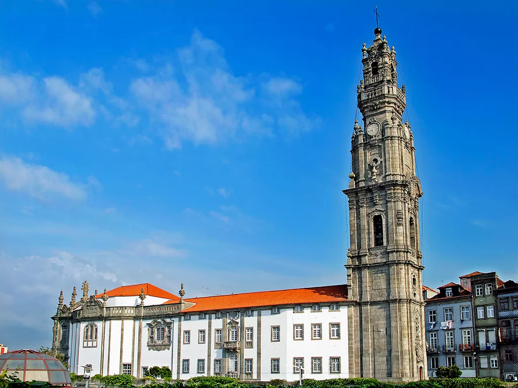 A Torre dos Clérigos é um dos símbolos mais icônicos do Porto e uma das principais atrações turísticas da cidade. Com seus 75 metros de altura, a torre oferece uma vista panorâmica deslumbrante de 360 graus sobre o Porto, o Rio Douro e a paisagem envolvente, tornando a subida um dos momentos imperdíveis para quem visita a cidade. Além da sua impressionante arquitetura barroca, a Torre dos Clérigos está intimamente ligada à história religiosa e cultural do Porto, sendo parte integrante do conjunto da Igreja dos Clérigos, projetado pelo arquiteto Nicolau Nasoni no século XVIII. Preço: 8,00€
